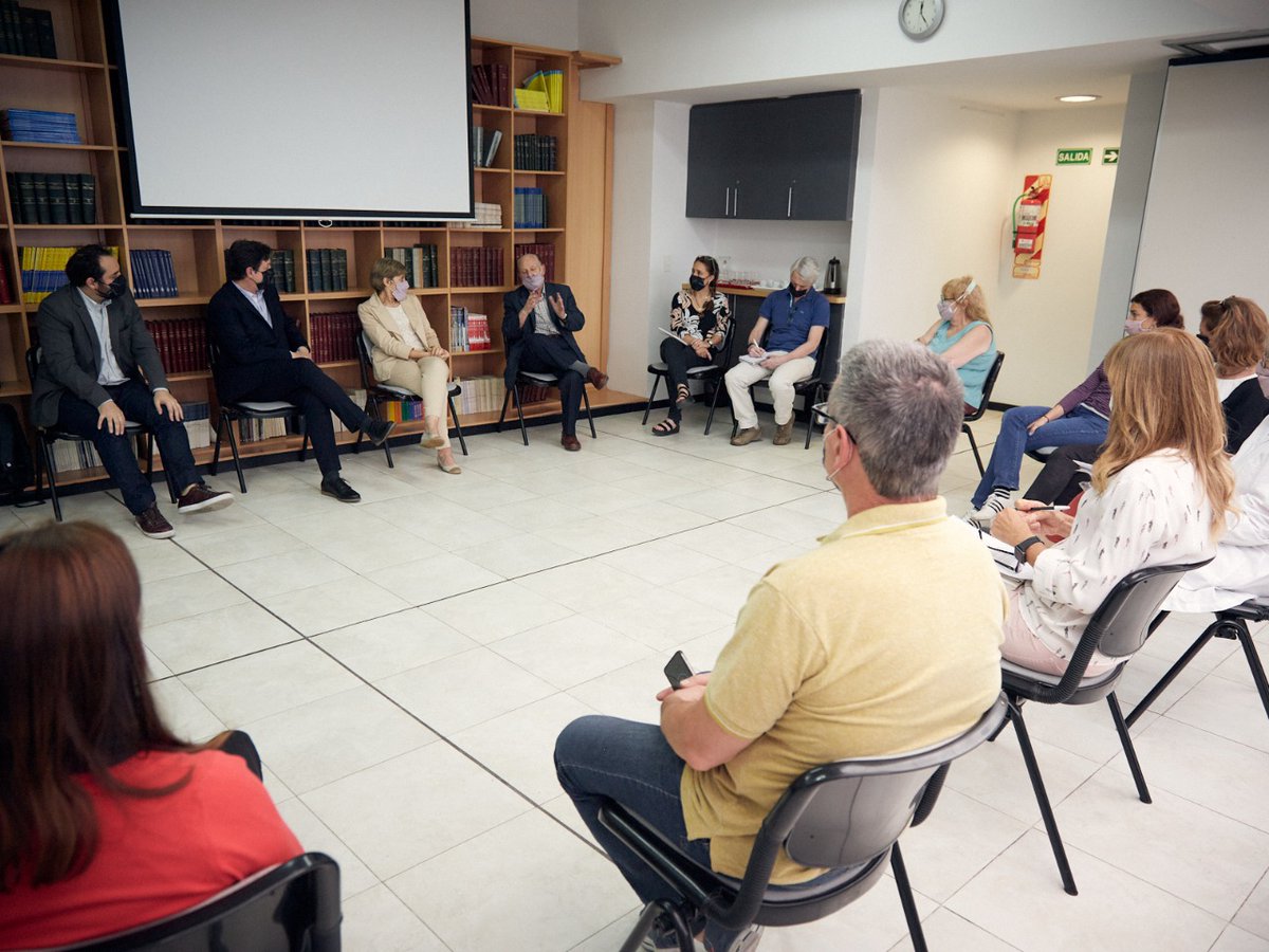 agenciaidiar's tweet photo. 🔬Visitamos el Instituto de Biología y Medicina Experimental -@FundacionIbyme- donde nuestro presidente @ferpeirano conversó con sus investigadores e investigadoras e intercambiaron ideas para potenciar la investigación científica. https://t.co/ykq7AMjNOw