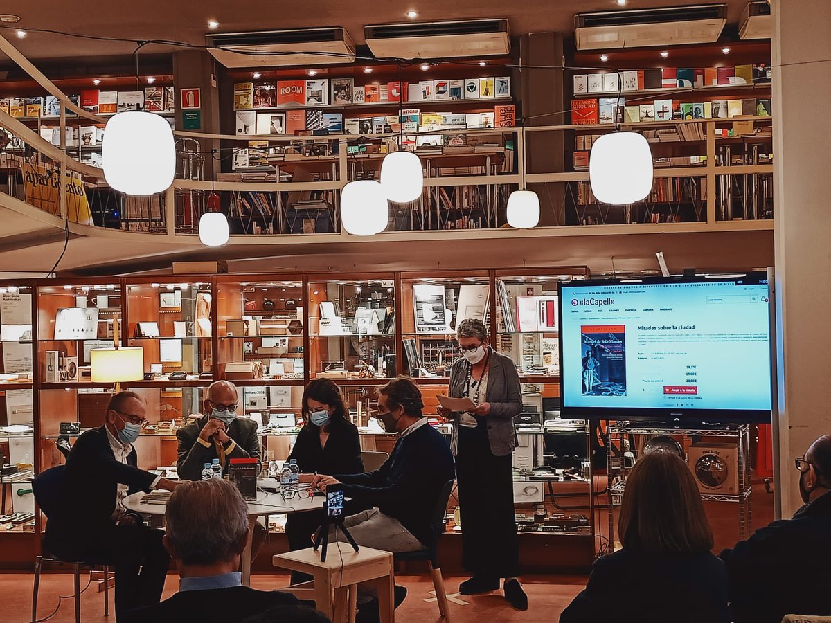 Molt interessant i enriquidor l’acte de presentació del llibre Miradas sobre la Ciudad <a href="/Acantilado1999/">Acantilado</a> amn Oriol Clis, Josep Parcerisas, Eulalia Gòmez i Jorge Perea a la <a href="/lacapell_com/">la Capell</a> la llibreria del  #CentreObertArquitectura del <a href="/COACatalunya/">Col·legi d’Arquitectes de Catalunya</a>