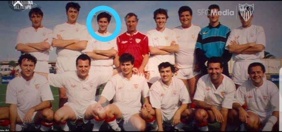 FrentExigente's tweet photo. Ni una lección al beticismo @juanbustos5. Una persona que ha sido capaz de ponerse la camiseta del Sevilla jamás podría llamarse bético, y usted ya es especialista en insultar y atacar a la afición cuando no baila al son que a usted le interesa. #JuanBustosDimision https://t.co/3AycvXK001