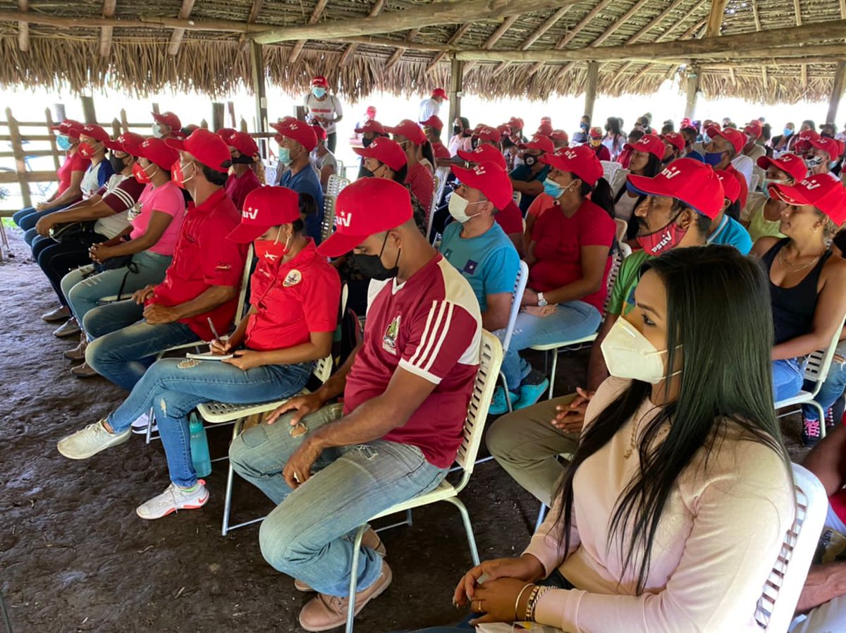 Ginkellys16's tweet photo. #EnFotos📸|Excelente encuentro d nuestro candidato @AdolfoP_Oficial junto al candidato #AngelPrado con la estructura dl @PartidoPSUV jefes de UBCH haciendo la revisión del 1x10 metodología q nos permitirá construir en forma disciplinada la Víctoria perfecta
#PuebloDignoYSoberano https://t.co/WHnb2QDqIL
