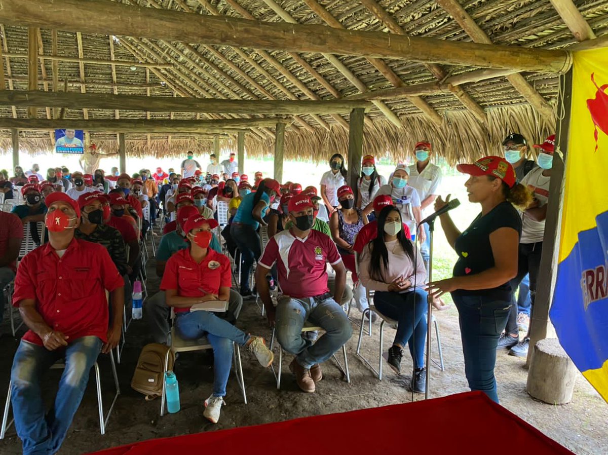 Ginkellys16's tweet photo. #EnFotos📸|Excelente encuentro d nuestro candidato @AdolfoP_Oficial junto al candidato #AngelPrado con la estructura dl @PartidoPSUV jefes de UBCH haciendo la revisión del 1x10 metodología q nos permitirá construir en forma disciplinada la Víctoria perfecta
#PuebloDignoYSoberano https://t.co/WHnb2QDqIL