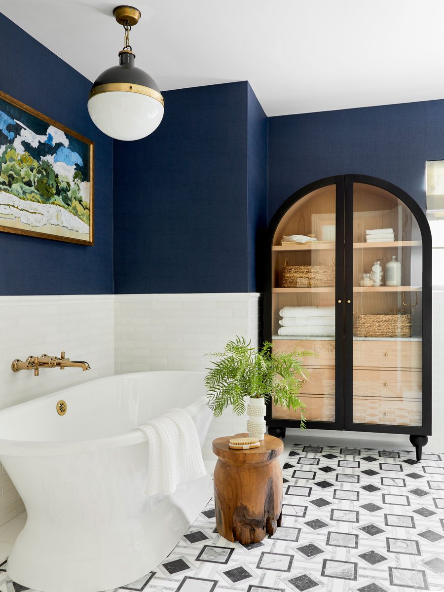 brizo's tweet photo. .@bobbyberk features the Invari Bath Collection alongside more traditional, Indian elements inspired by 
@BecauseImFreida’s childhood homes, creating a space that is neither beholden to the past nor forgetful of its heritage. https://t.co/xLROBjKBFv 
Photography: Sara Tramp https://t.co/5eGGZEflOX