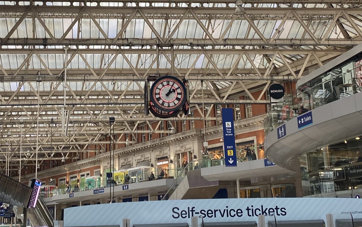 DarrenM2269's tweet photo. Great to be back working in London!

Giving a half day input on joint working and interoperability to London Fire Brigade Commanders on their Command Skills Course. 

Drawing upon previous incidents I’ve been involved with to guide the learning/discussions. 

Great team!

#JESIP https://t.co/tmHScft3rt