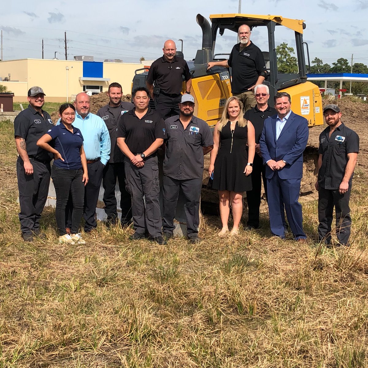 Reedhasit's tweet photo. World Class Automotive News! Shelby Reed, owner; Shawn Burns, GM/OP; Brad Stapp, Fixed Ops Dir. &amp; #PlanetFord team broke ground on a new Commercial Truck Service Center. The location will feature a 26,317-square-foot, state-of-the-art service department. https://t.co/9SBB8EgzTW. https://t.co/c5aIs4wrKw
