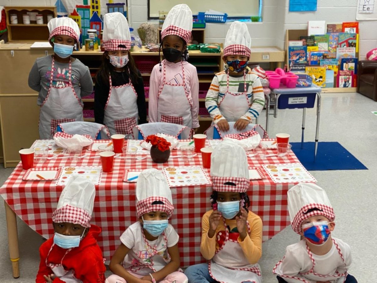 DawsonOrmanECH's tweet photo. These students thought outside of the "pizza box" today... fine motor, letter learning, math, and more! The Dawson Pizzeria was a hit! These kids are sure to steal a "pizza" your heart! #bigday #communityhelpers @JCPSEARLY @staprinc @MyRinagratz @JCPSAsstSuptASP https://t.co/FpieejB8xB