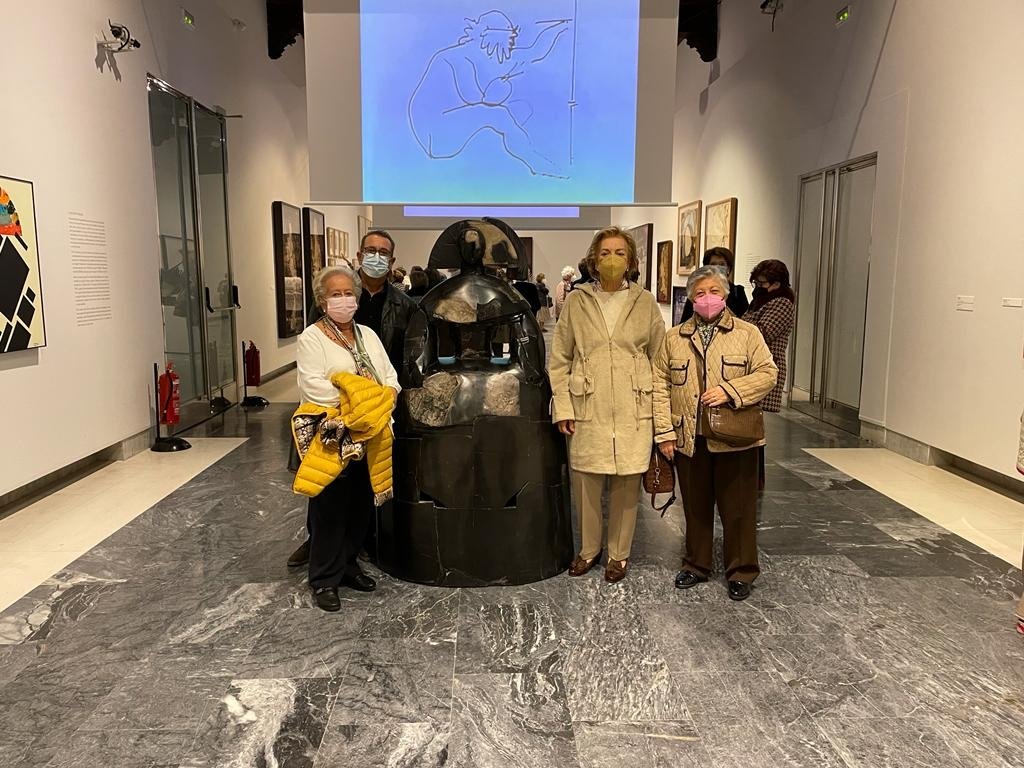 PasoBlanco_3's tweet photo. Nuestro @corodamas ha visitado hoy en #LasClaras la extraordinaria exposición de esculturas y pinturas de Picasso y Valdés
'Un diálogo con la historia del arte'. https://t.co/ahLymKvd20