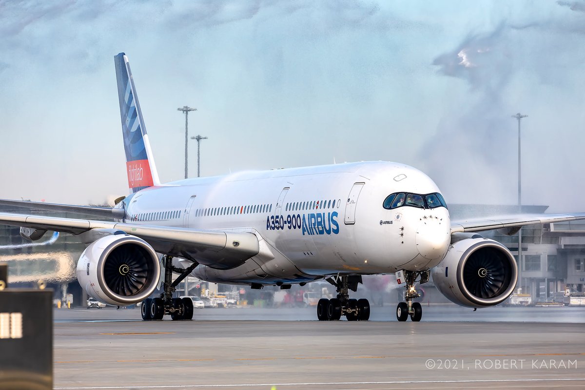 AeronewsGlobal's tweet photo. Special guests at @yulaeroport: @Airbus' A350-900 and A350-1000 test aircraft. Photos: Robert Karam. #fellofly https://t.co/cjzVaadEWD