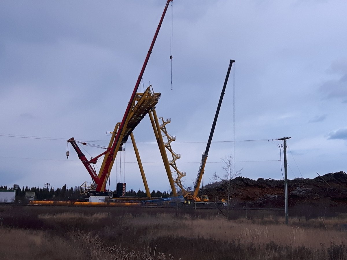 FrancisinHearst's tweet photo. La grue de la compagnie forestière Green First à Hearst fait l'objet de réparations. #icino https://t.co/v0opbMLPDr