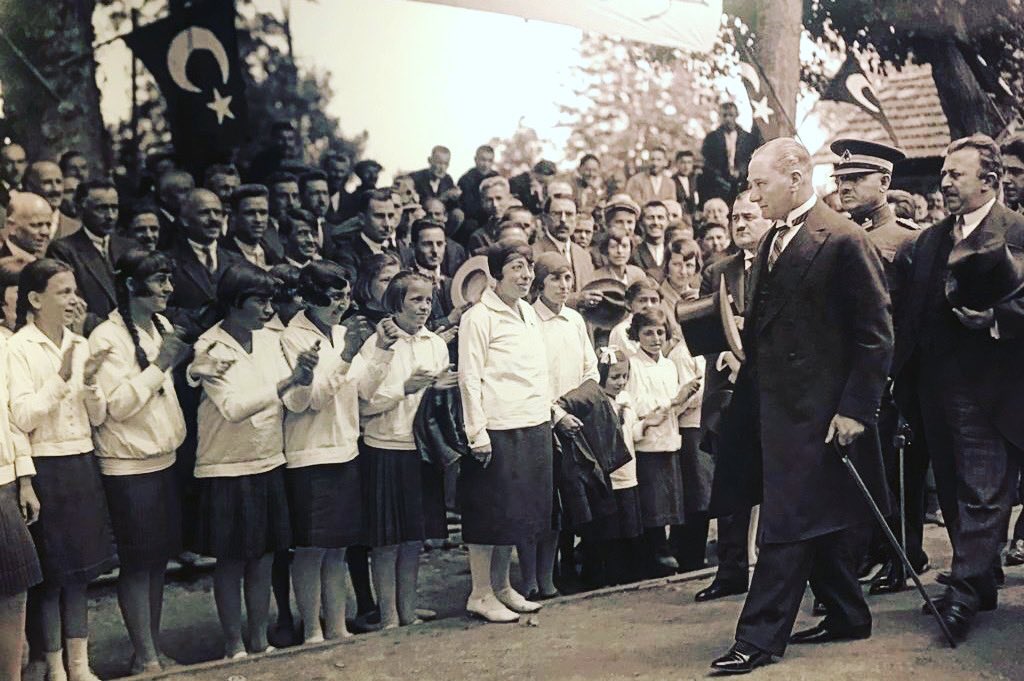 Cumhuriyetimizin kurucusu büyük önder Gazi Mustafa Kemal Atatürk’ü vefatının 83. yılında rahmet ve minnetle anıyoruz. #10kasım 
FİKİRLER ÖLMEZ🖤