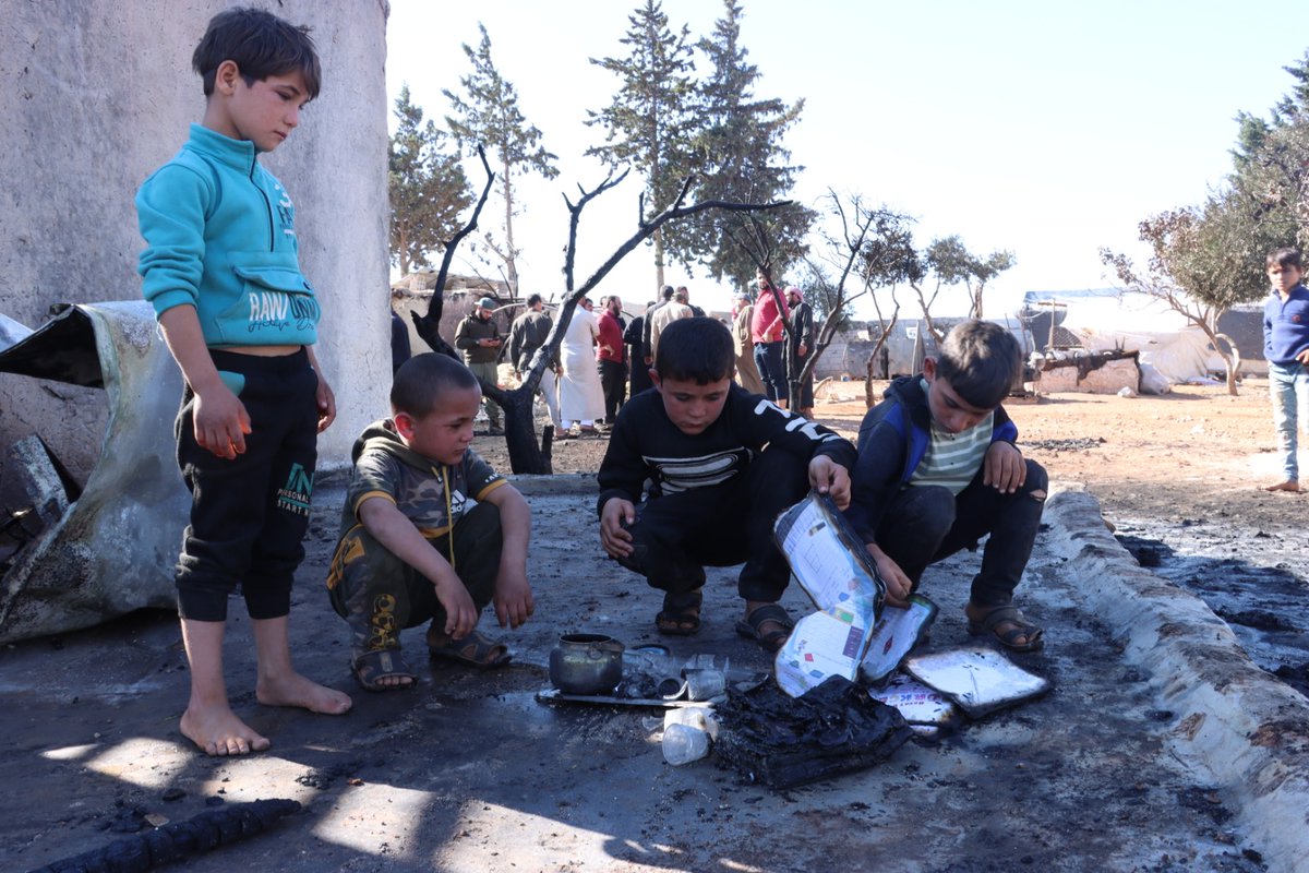 SyriaCivilDef's tweet photo. They collect the remains of their books that were burnt today in #Awlan refugee camp near #Albab east of Aleppo. These children have no memories, they do not know the homes from which they were displaced. The home for them has become neverending displacement.
#WhiteHelmets https://t.co/mYDWm96FhR