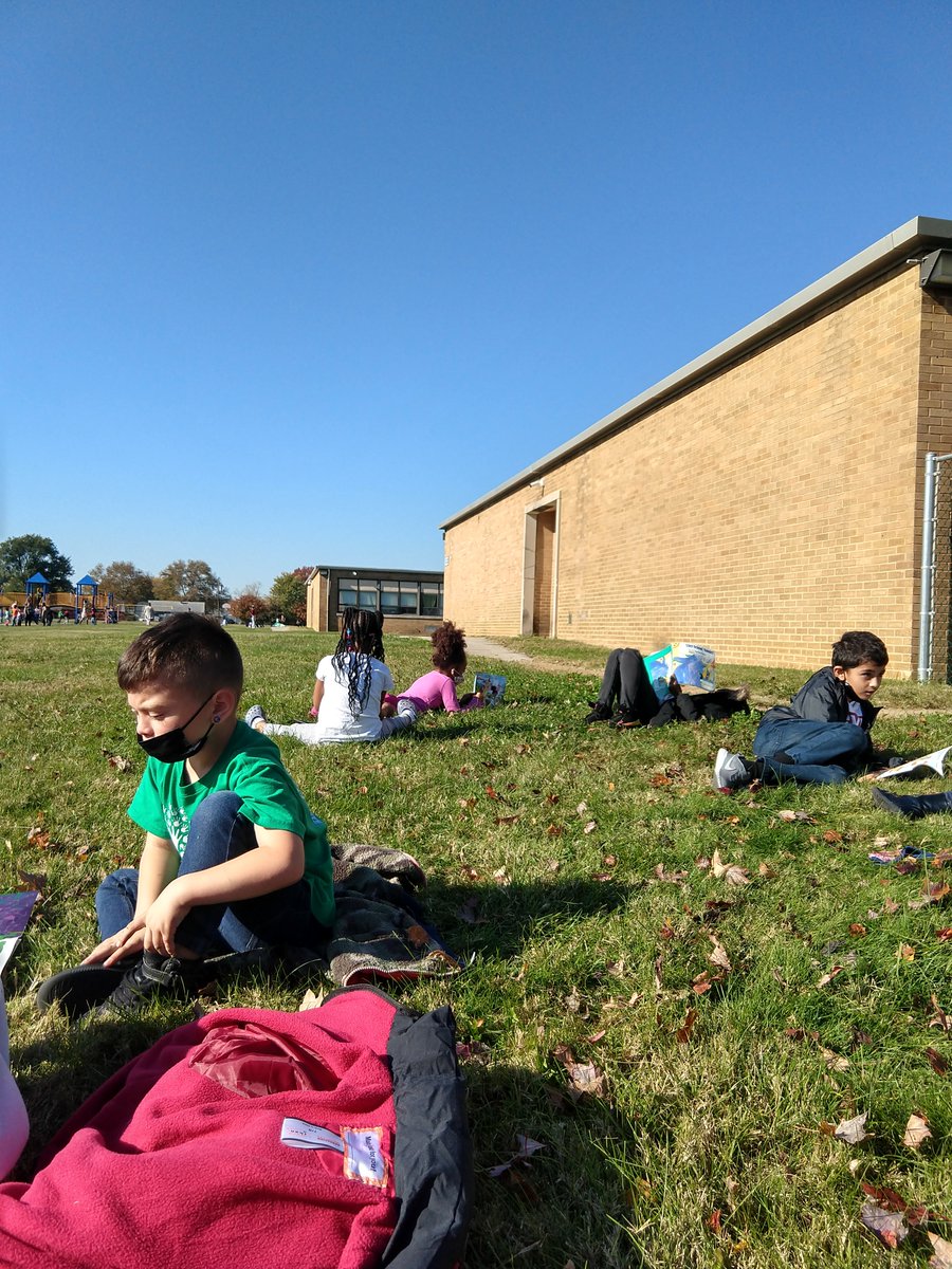 MccarterMs's tweet photo. It was a beautiful day for some outdoor reading! #chdreambuilders https://t.co/NpkeeLPBy3