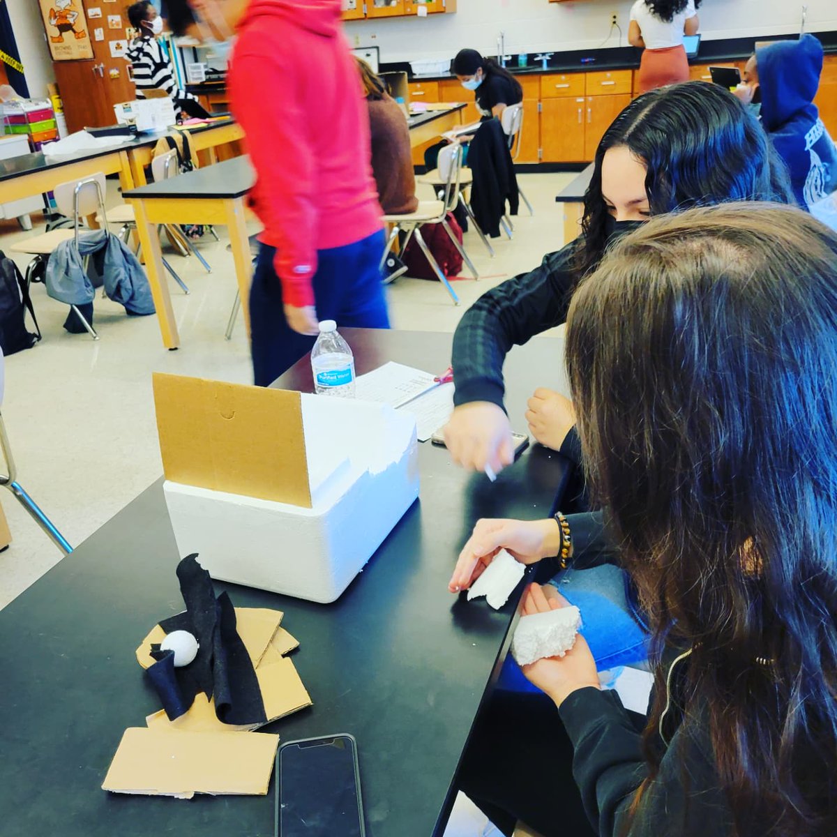 Science_Hoffman's tweet photo. PLTW Human Body Systems working on their biometric design and their gel electrophoresis DNA fingerprint!! #ScienceLabs🔬🧬🧫 https://t.co/ooX4orths0