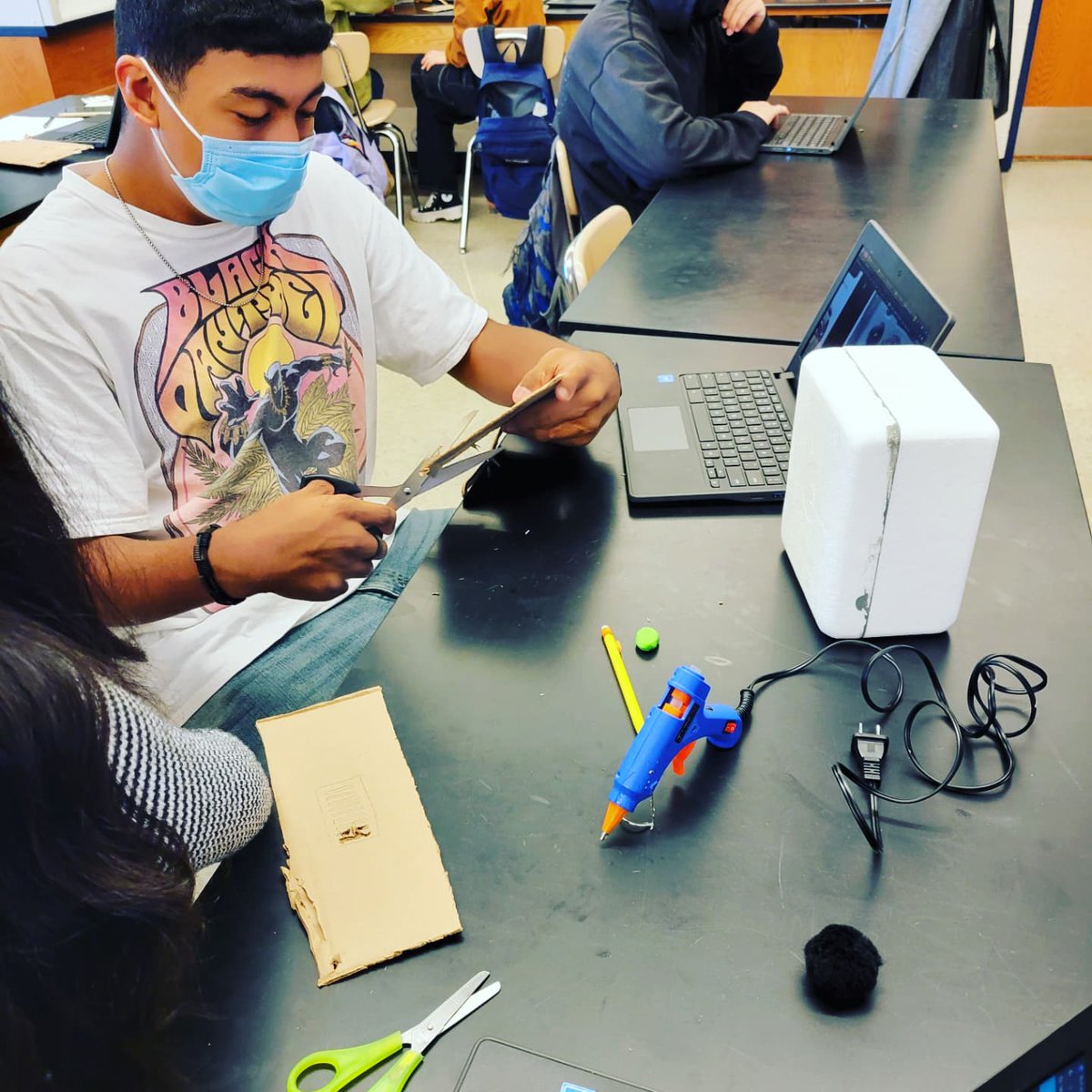 Science_Hoffman's tweet photo. PLTW Human Body Systems working on their biometric design and their gel electrophoresis DNA fingerprint!! #ScienceLabs🔬🧬🧫 https://t.co/ooX4orths0