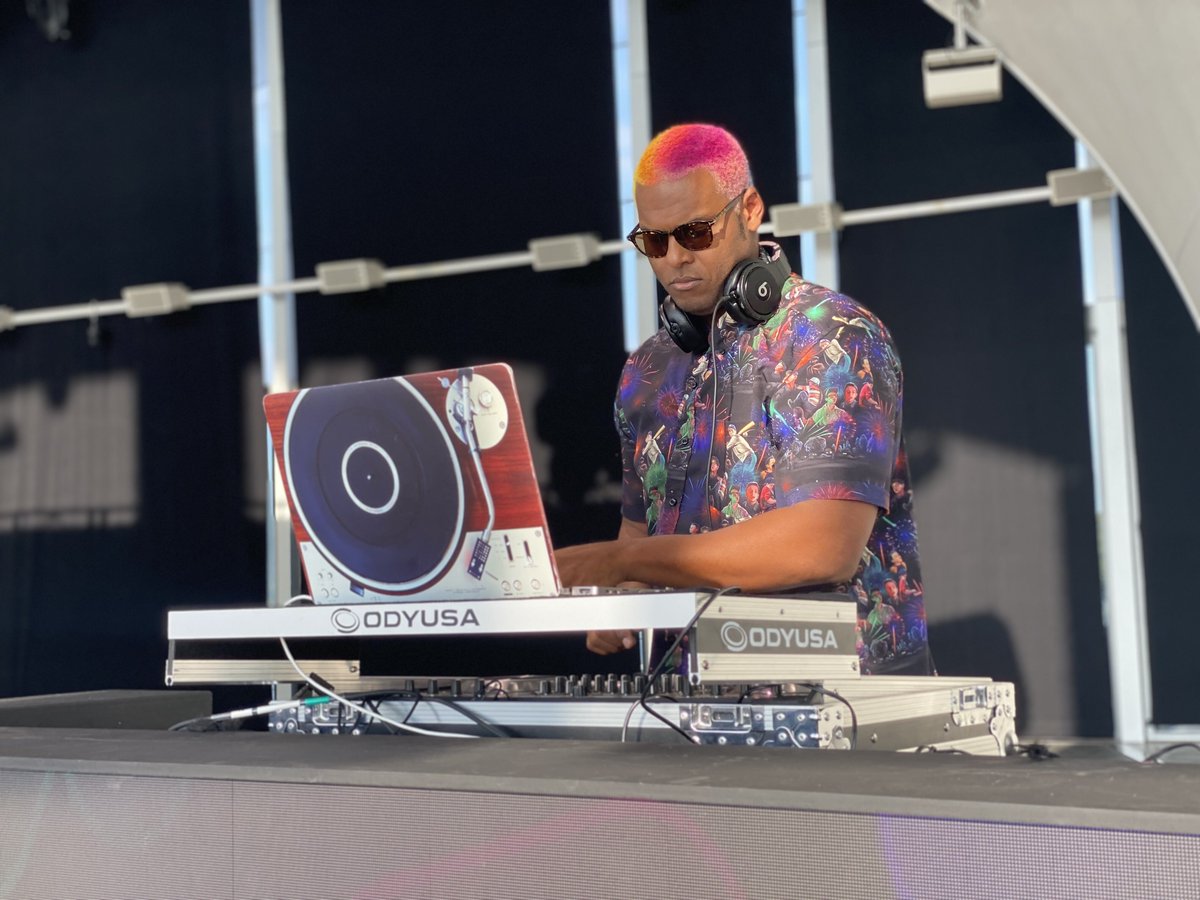 clickup's tweet image. Something’s brewing...it smells like #productivity!☕️ Grab your mug &amp;amp; click the link in your email for a day full of learning new things, networking, and artful insights!🎨 We’re starting soon with a keynote presentation from our colorful leader &amp;amp; CEO Zeb Evans!💖 #LevelUp2021