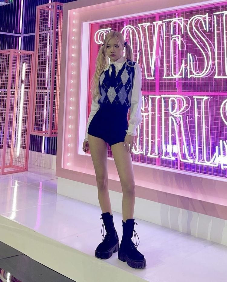 simransed's tweet image. her legs omg