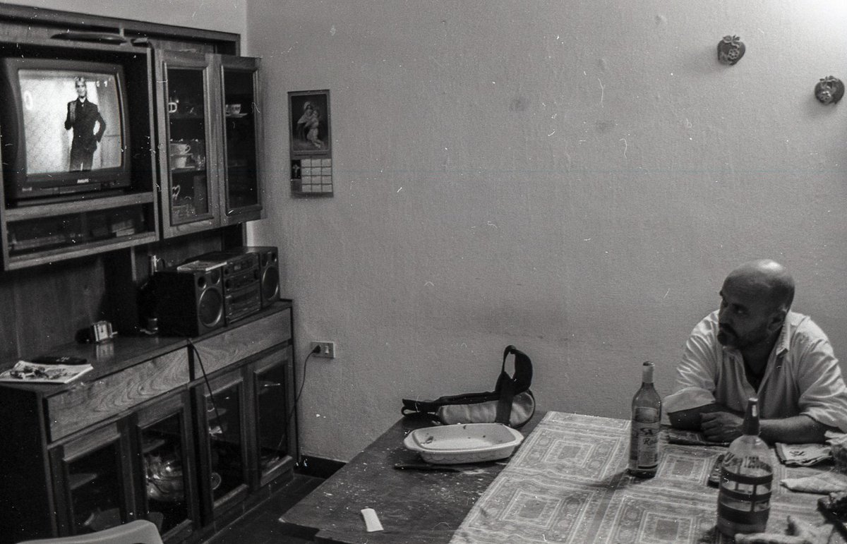 gron's tweet photo. Documentazo del #GabyOrge: #GermánDaffunchio en el comedor de mi casa mirando el late show de #RobertoPettinato. #DonBosco https://t.co/ZZINGdM6rJ