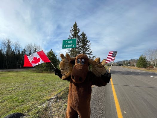 jessvanb's tweet photo. For the first time in about 20 months, vaxxed travelers can once again drive across the Canada border into MN. But testing re-entry rule causing consternation. Story w/@jhollingsworths
https://t.co/RsJ8Qk0Ykm (That photo though). https://t.co/bgXC8muZly