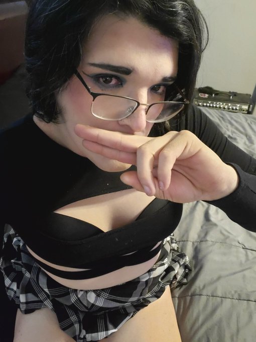 I would show my lips but my lipstick is ruined atm. https://t.co/6kZIjU8bfi<a href="/tag/newprofilepic"class="tags"><span>#newprofilepic</span></a>