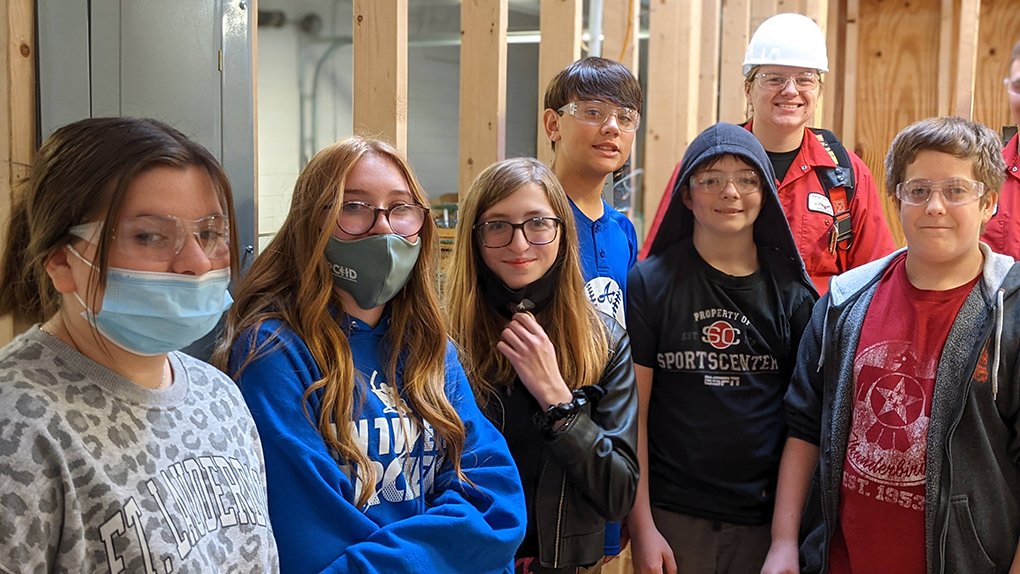 vccstudents's tweet photo. 8TH GRADE TOURS CONTINUE! Thank You Kalida &amp; Antwerp for joining us! Students were able to experience careers in Health, Business/IT, Services, Manufacturing, Transportation &amp; Construction! #GetTheEdge
Check out our favorite moments: https://t.co/Sk19aeLgCa https://t.co/T3lC4E6fgN