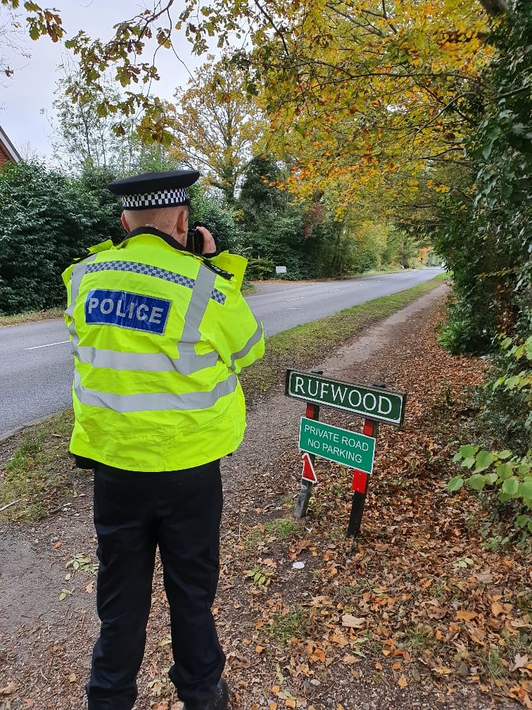 Police supporting our @CommunitySpeedw colleagues carry out speedchecks in crawley down this afternoon. #SaferRoads #SaferCommunitys #CommunityEngagement #EA609