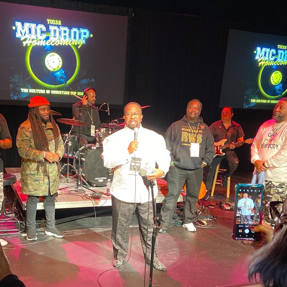 dariuswest's tweet photo. We had the privilege in honoring the first to ever do it #StephenWiley with the very first CRYSTAL MIC AWARD! #micdrophomecoming #tulsa #chh https://t.co/WLYx7TfpKf