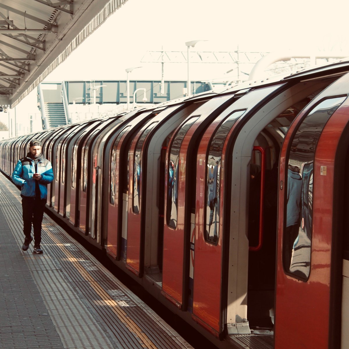NETGEAR_UKI's tweet photo. From hotel room to the tube, M5 mobile router is the most compact and reliable WiFi solution you can bring along on your journey this #traveltuesday
Learn more: https://t.co/WQiRg3Oo1E
#MobileWiFi #RemoteWork #WiFi #mobileoffice #mobileofficelife #NETGEAR #workonthego #WFH https://t.co/aLBpLYTZxb