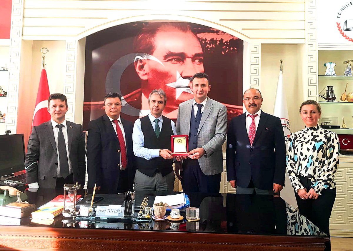 🇹🇷Eğitimde Yenilikçi Yaklaşımlar Derneği Başkanı Osman Emre Delice ve yönetim kurulu üyeleri Milli Eğitim Müdürü Yusuf Tüfekçi'yi ziyaret etti. Çalışmalar hakkında bilgiler veren Dernek Başkanı Delice, desteklerinden dolayı Tüfekçi'ye plaket takdim etti. <a href="/tufekciyusuf/">Yusuf TÜFEKÇİ</a>