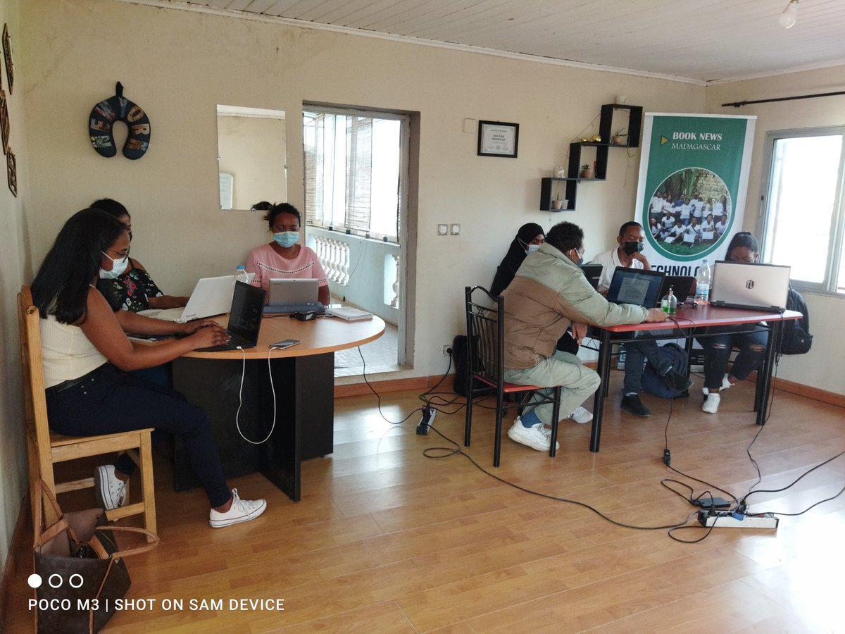 BookNewsMada's tweet photo. La formation en #CommunicationDigitale qui durera trois semaines a commencé ce jour! 🙂
Pour commencer, 7 participants ultra-motivés qui ont soif de connaissance. 🙂
Quelques photos de cette première journée! 🙂
#BookNewsMadagascar #TechnologiesForPositiveChange #formation https://t.co/flzGmDo6Oh