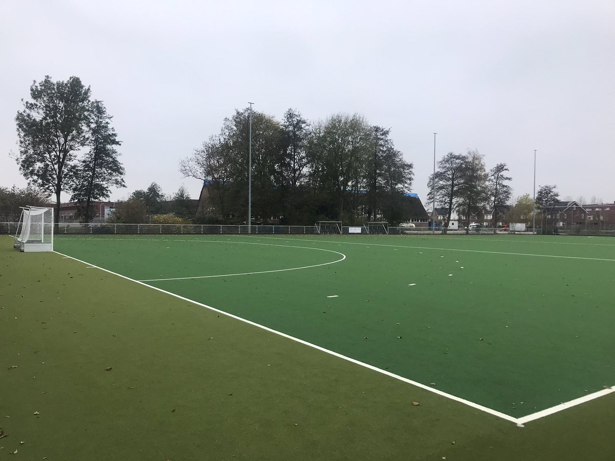 ErikBoog's tweet photo. Diemen investeert in sport! Vandaag bezoek aan Sportpark De Diemen dat opnieuw wordt ingericht. Er zijn twee hockeyvelden, een handbalveld, een half voetbalveld en een beachveld bij gekomen. De komende tijd worden de puntjes op i gezet, maar het ziet er nu al geweldig uit! https://t.co/PD7Cef6H7q