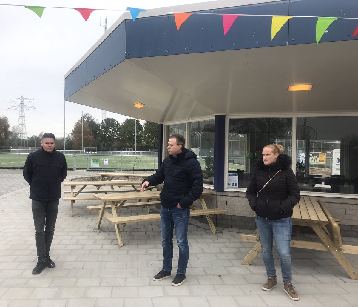 ErikBoog's tweet photo. Diemen investeert in sport! Vandaag bezoek aan Sportpark De Diemen dat opnieuw wordt ingericht. Er zijn twee hockeyvelden, een handbalveld, een half voetbalveld en een beachveld bij gekomen. De komende tijd worden de puntjes op i gezet, maar het ziet er nu al geweldig uit! https://t.co/PD7Cef6H7q