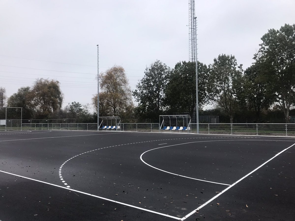 ErikBoog's tweet photo. Diemen investeert in sport! Vandaag bezoek aan Sportpark De Diemen dat opnieuw wordt ingericht. Er zijn twee hockeyvelden, een handbalveld, een half voetbalveld en een beachveld bij gekomen. De komende tijd worden de puntjes op i gezet, maar het ziet er nu al geweldig uit! https://t.co/PD7Cef6H7q