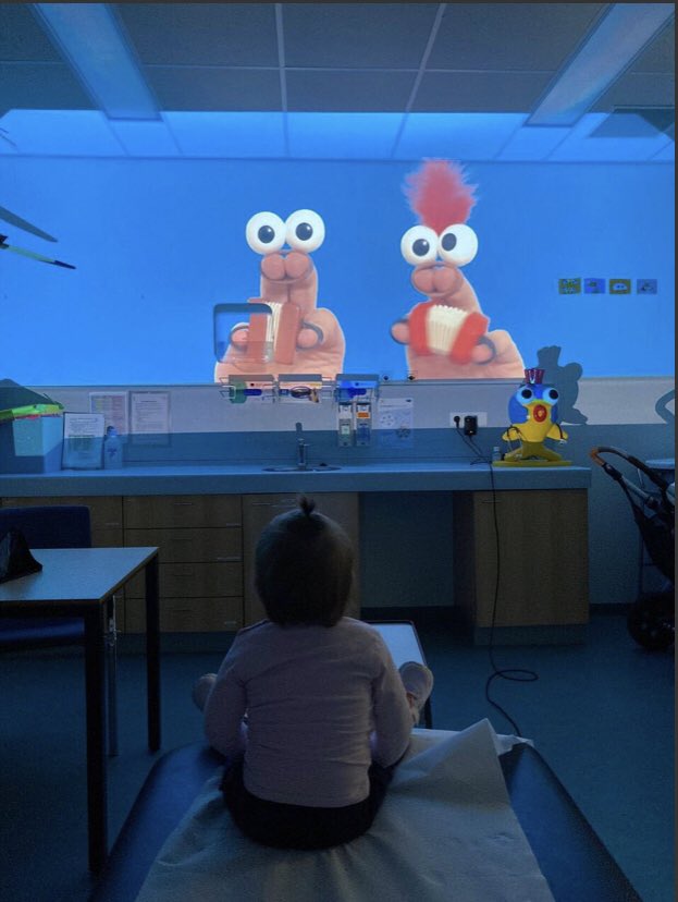 We zijn zo blij met onze nieuwe Qwiek.up, bedankt Stichting Witte Bedjes! 🙏🏻

Door deze verrijdbare projector krijgen kinderen afleiding tijdens vervelende handelingen. Opa’s, oma’s en vriendjes kunnen ook persoonlijke filmpjes maken en zo toch aangenaam dichtbij zijn. #innovatie