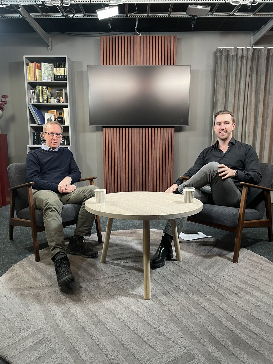 fredricnystrom's tweet photo. Så här avslappnat och härligt blir det när man hänger med @AlexanderGust en regnig förmiddag. Ser fram emot att höra resultatet i morgon. 04.00 kommer #sparpodden så ställ klockorna! https://t.co/WD8vJc1LKc