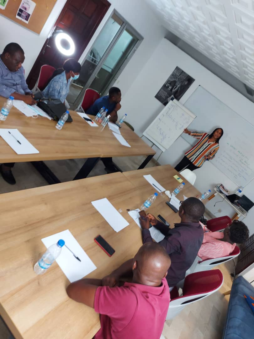 SMART_METRIX_'s tweet photo. 👉Comment gérer les clients difficiles ?
Le secret dans nos séances de coaching de la fonction commerciale !

Merci à PPG SEIGNEURIE CI pour la confiance 🥰

Nous contacter : info@smart-metrix.com

#coaching #SMARTMETRIX #business #developpement https://t.co/XhHn7cTd9C