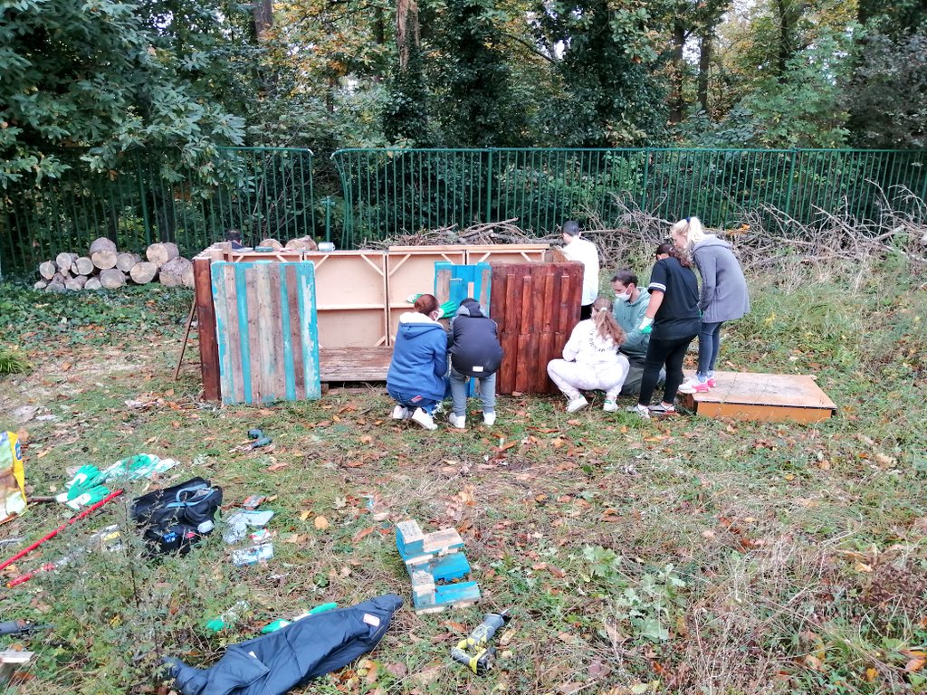 Clg_Ronsard's tweet photo. Les chèvres sont de retour au collège. Merci aux éco-délégués pour la réalisation de l'abri. https://t.co/ZGFgXioo44