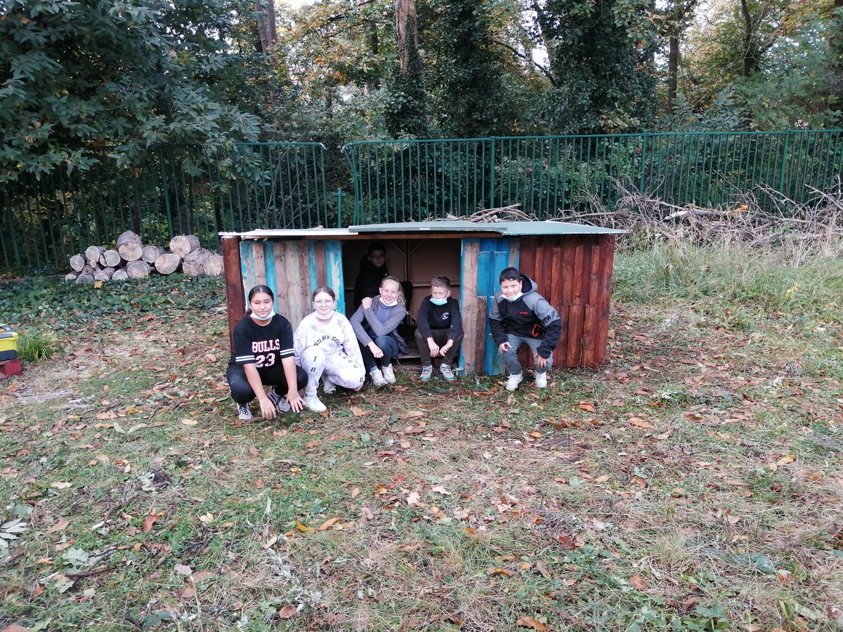 Clg_Ronsard's tweet photo. Les chèvres sont de retour au collège. Merci aux éco-délégués pour la réalisation de l'abri. https://t.co/ZGFgXioo44