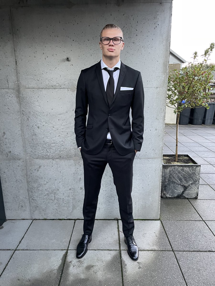 Erling's tweet photo. 𝚂𝚞𝚒𝚝 𝗨𝗣 🕴🏻🤓 https://t.co/Cg8IwoSvG5