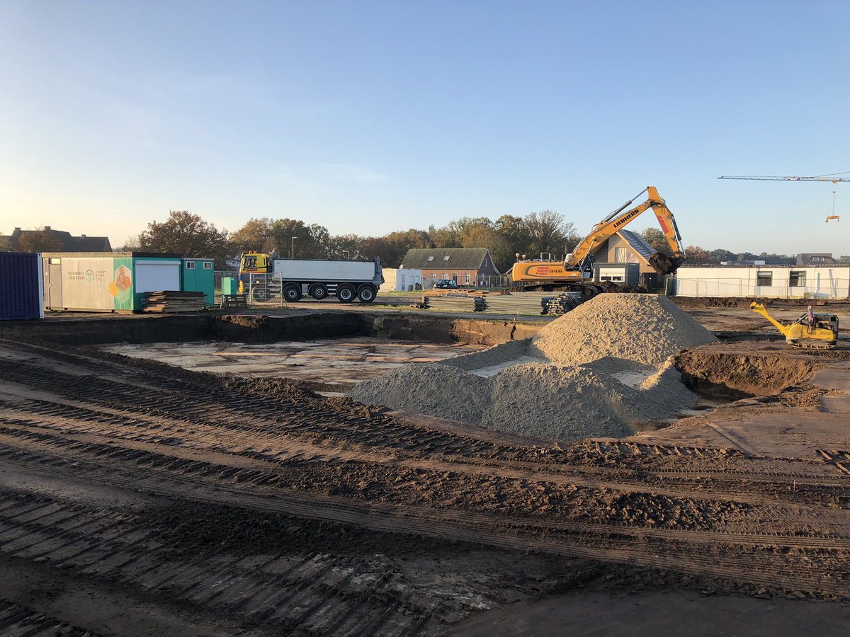 tommeke90's tweet photo. Deze week zijn wij gestart met de graafwerkzaamheden van de 35 woningen Aan den Heuvel in Venray, de laatste woningen van het plan Cluster IV💪🏻@BouwmijJanssen https://t.co/MCMo8wPgAn