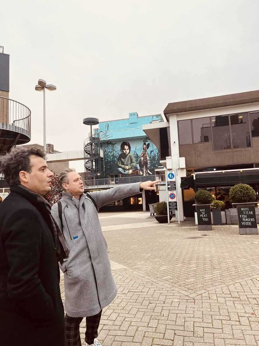 AdamElzakalai's tweet photo. Dank @Hollander76 voor de rondleiding langs een deel van de Mural Street Art die het Stadshart van de @gem_Lelystad letterlijk kleur geven. Op naar meer, maar wat is Lelystad al enkele schitterende kunstwerken rijker! https://t.co/xODxYQ8yty
