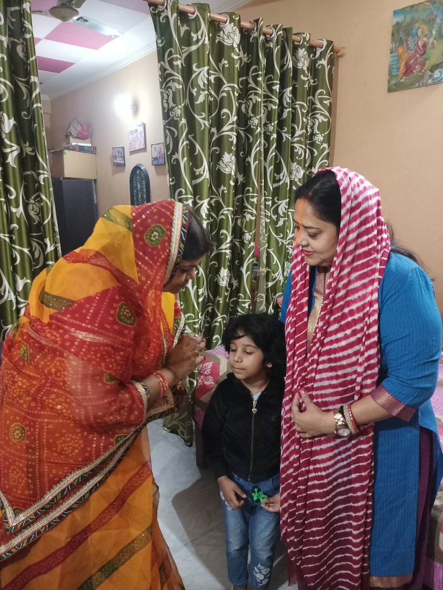 PriyankaBJPGZB's tweet photo. आज चार दिवसीय लोक आस्था के महापर्व छठ पूजा के दूसरे व्रत #खरना पर जाकर छठी मईया का आशीर्वाद लिऐ और प्रसाद प्राप्त किये।
#ChhathPuja #KharnaPooja
@iAmritapandey_
@sujitkumar4bjp https://t.co/81YM0CdWL3