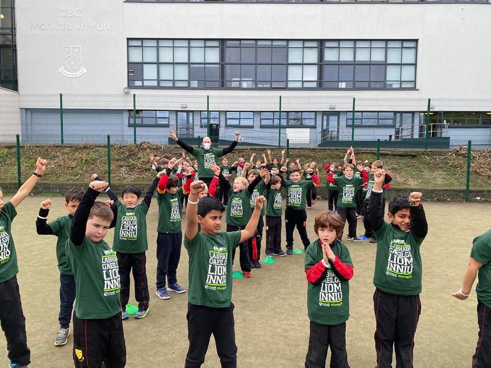 MonkstownParkJS's tweet photo. Bhí lá iontach againn don Ghaeilge24. Bhíomar ag damhsa, ag canadh, ag imirt cluichí, ag comhrá agus ag déanamh yoga. https://t.co/80xLHeafnx