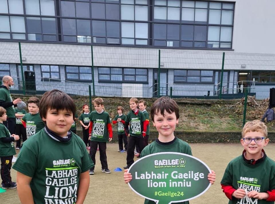 MonkstownParkJS's tweet photo. Bhí lá iontach againn don Ghaeilge24. Bhíomar ag damhsa, ag canadh, ag imirt cluichí, ag comhrá agus ag déanamh yoga. https://t.co/80xLHeafnx