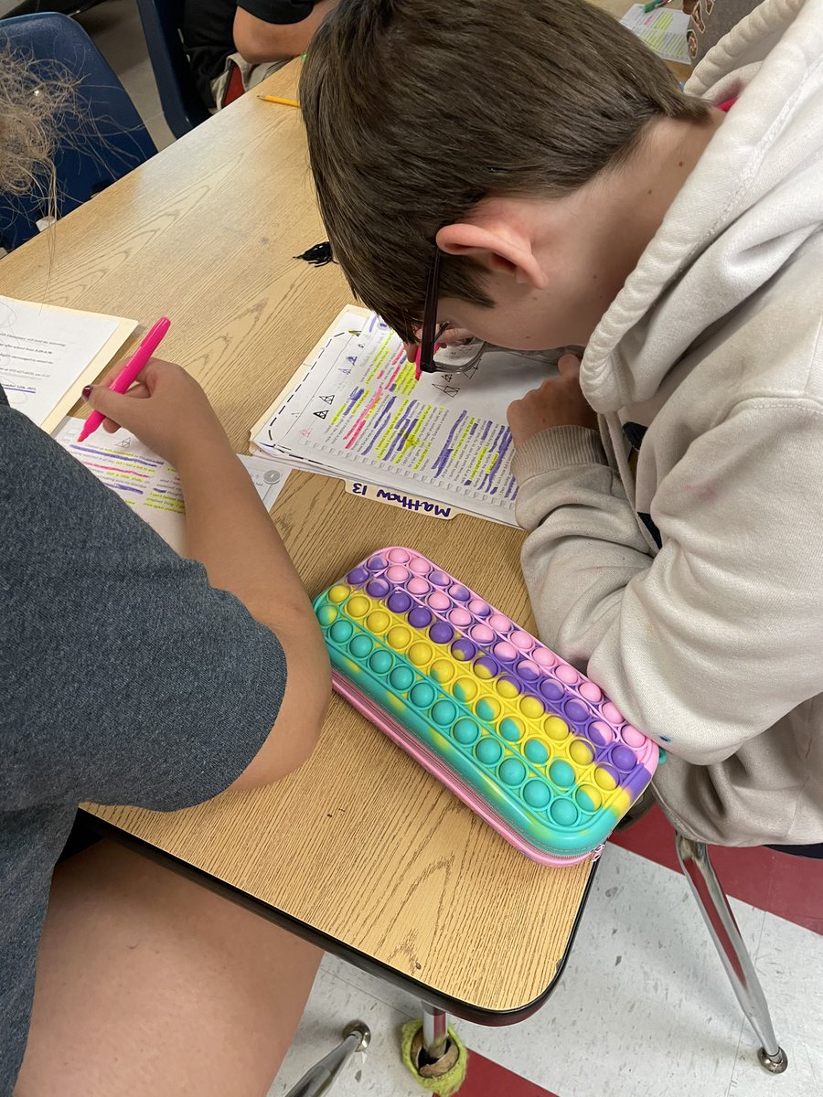TenaciousThird's tweet photo. Color It Up. Writers describe what they see, think, do, and say! #coloritup #writers @gretchbernabei @CISDMartin @OfficialCISD https://t.co/qTPx2Brn5o