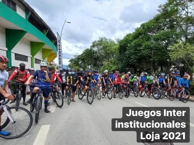 Todos los ciclistas en esta fotografía son funcionarios públicos de Loja.

¿Se imaginan la mejoras ambientales y de tráfico si todos ellos pudieran dejar su vehículo en las mañanas para ir al trabajo en bicicleta?