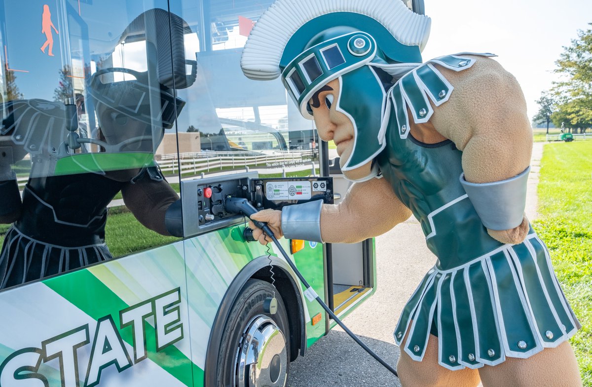 MSUnews's tweet image. .@michiganstateu's electric autonomous bus, one of the largest electric autonomous transit vehicles in the U.S.,  will serve students, staff and faculty beginning early 2022. go.msu.edu/cpp5