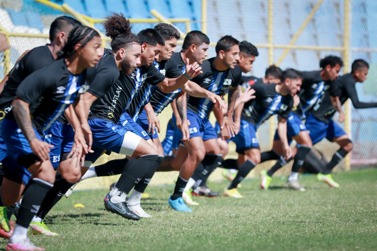LaSelecta_SLV's tweet photo. 🇸🇻⚽ | Con la mirada puesta y concentrados al 💯 hacia nuestro próximo compromiso de la #Octagonal 💪🏼

🇸🇻🆚🇯🇲🔜

#ElSalvador #SelectaMayor #UnidosPorUnSoloObjetivo https://t.co/eMfJoHCADO