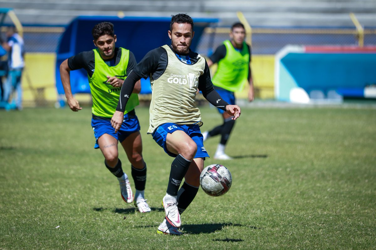 LaSelecta_SLV's tweet photo. 🇸🇻⚽ | Con la mirada puesta y concentrados al 💯 hacia nuestro próximo compromiso de la #Octagonal 💪🏼

🇸🇻🆚🇯🇲🔜

#ElSalvador #SelectaMayor #UnidosPorUnSoloObjetivo https://t.co/eMfJoHCADO