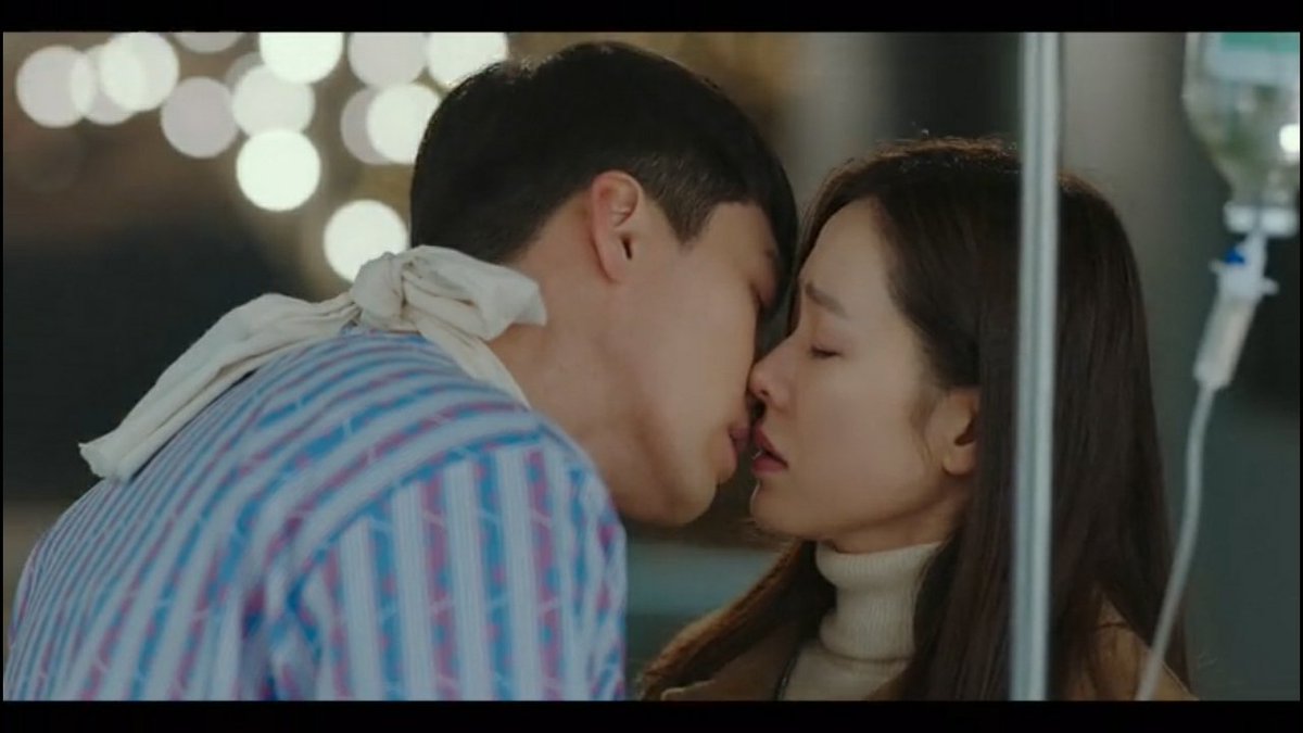 Drama_Soulmate's tweet photo. El primer beso real 😍💗 #CrashLandingOnYou https://t.co/sxcGsvJZES