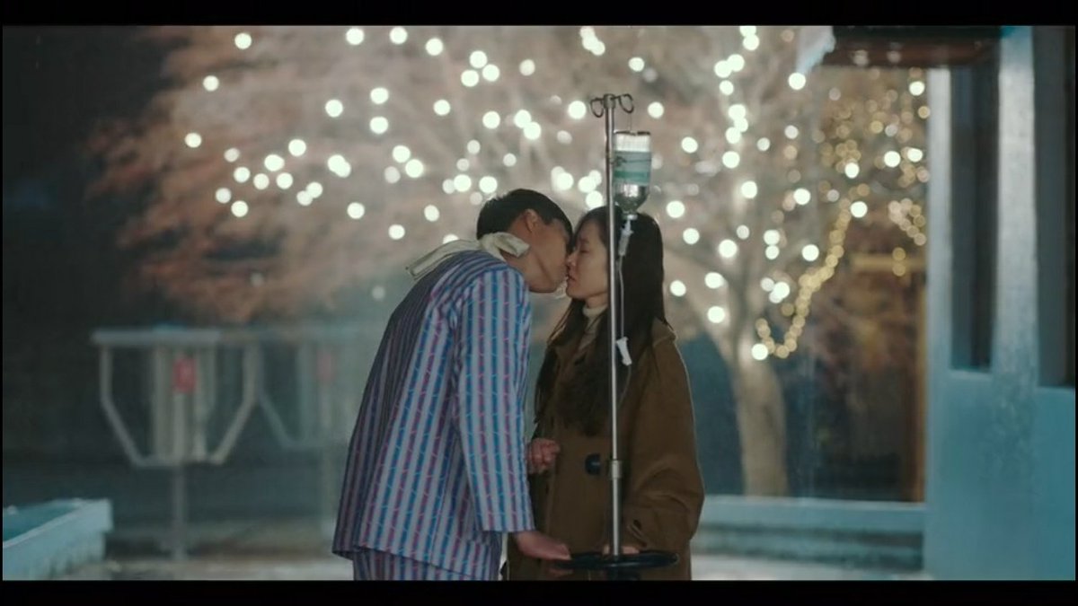Drama_Soulmate's tweet photo. El primer beso real 😍💗 #CrashLandingOnYou https://t.co/sxcGsvJZES