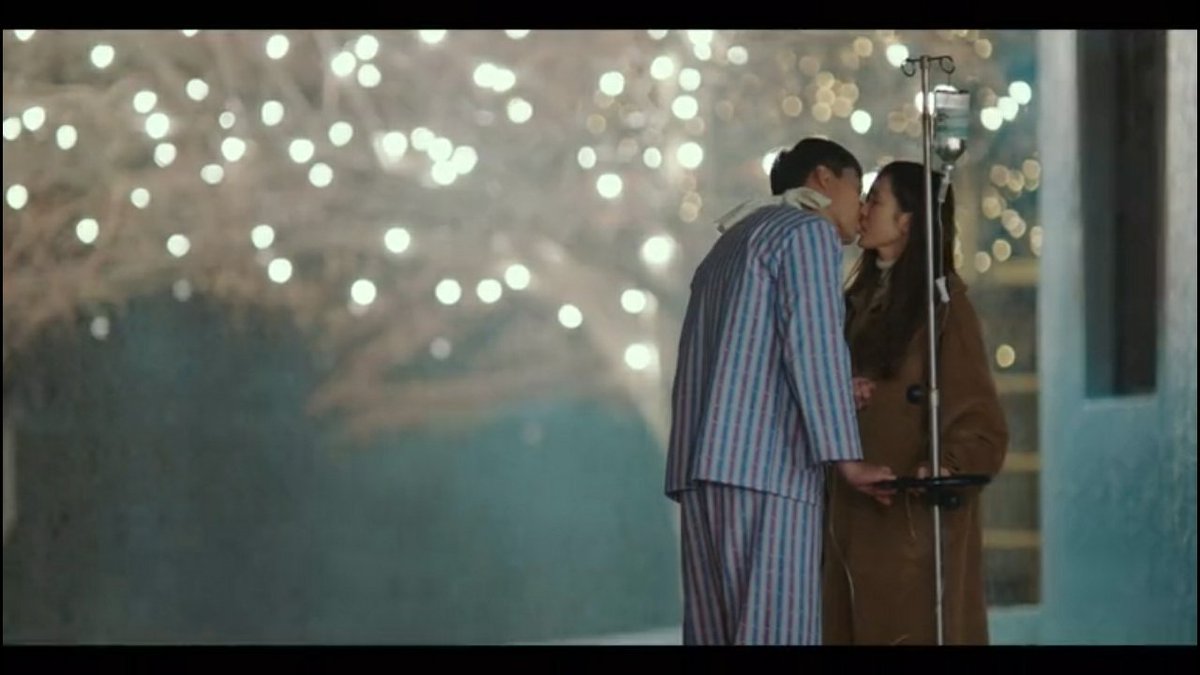 Drama_Soulmate's tweet photo. El primer beso real 😍💗 #CrashLandingOnYou https://t.co/sxcGsvJZES